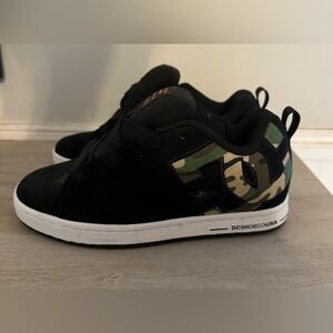 DC Court Graffik Black & Camo Skate Shoes - US Men’s 8.5 - NWOT - Never Worn